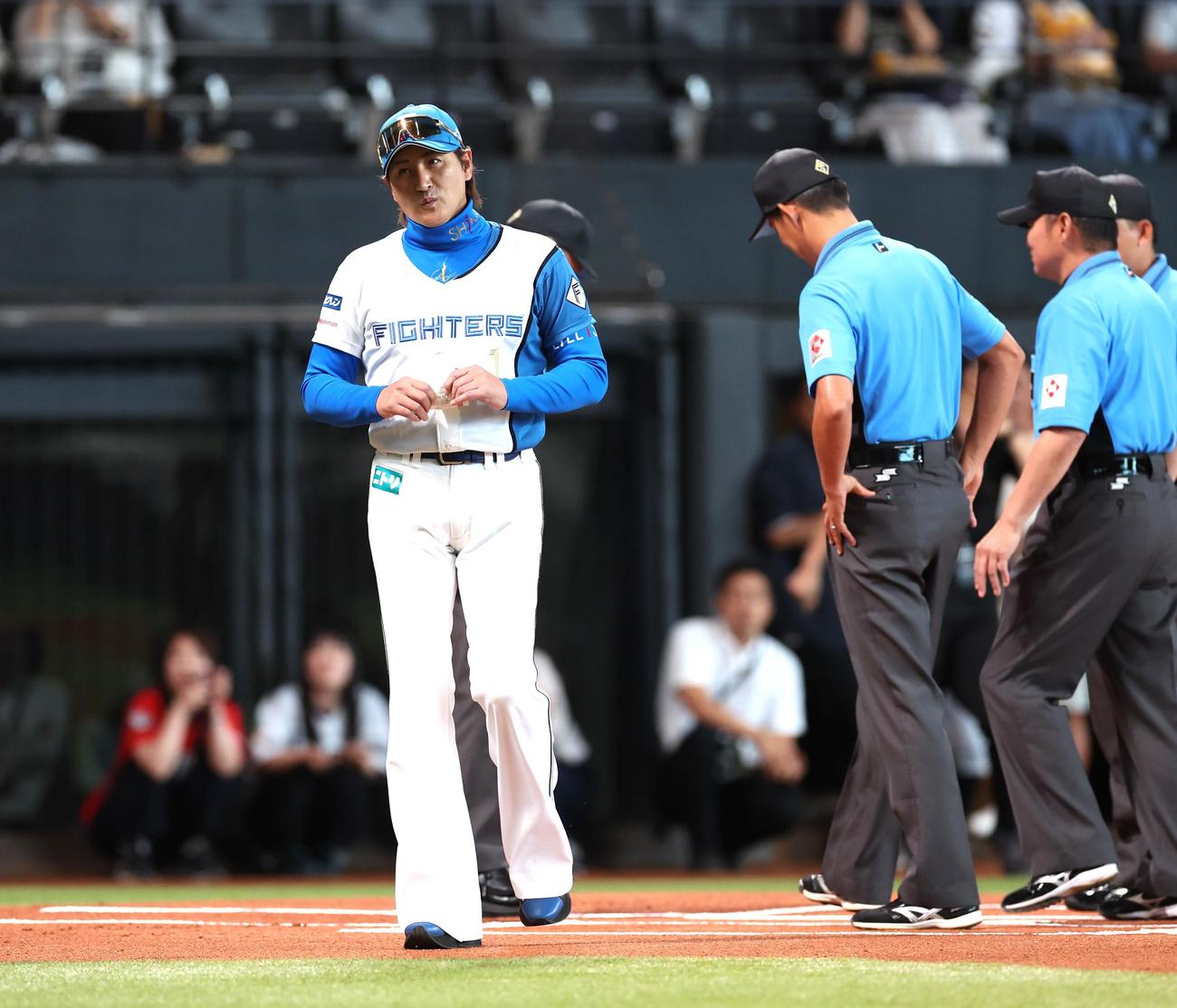 日本ハム対オリックス　30日、オリックス森の本塁打判定について審判団に確認するも、ふに落ちない表情の新庄監督（撮影・黒川智章）