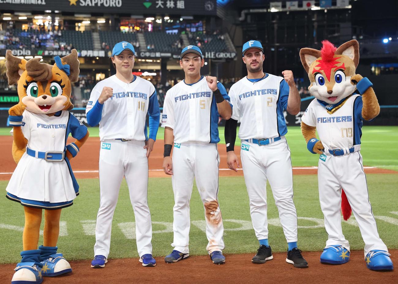 日本ハム対オリックス　試合後、ガッツポーズの左から山崎、野村、マルティネス（撮影・黒川智章）