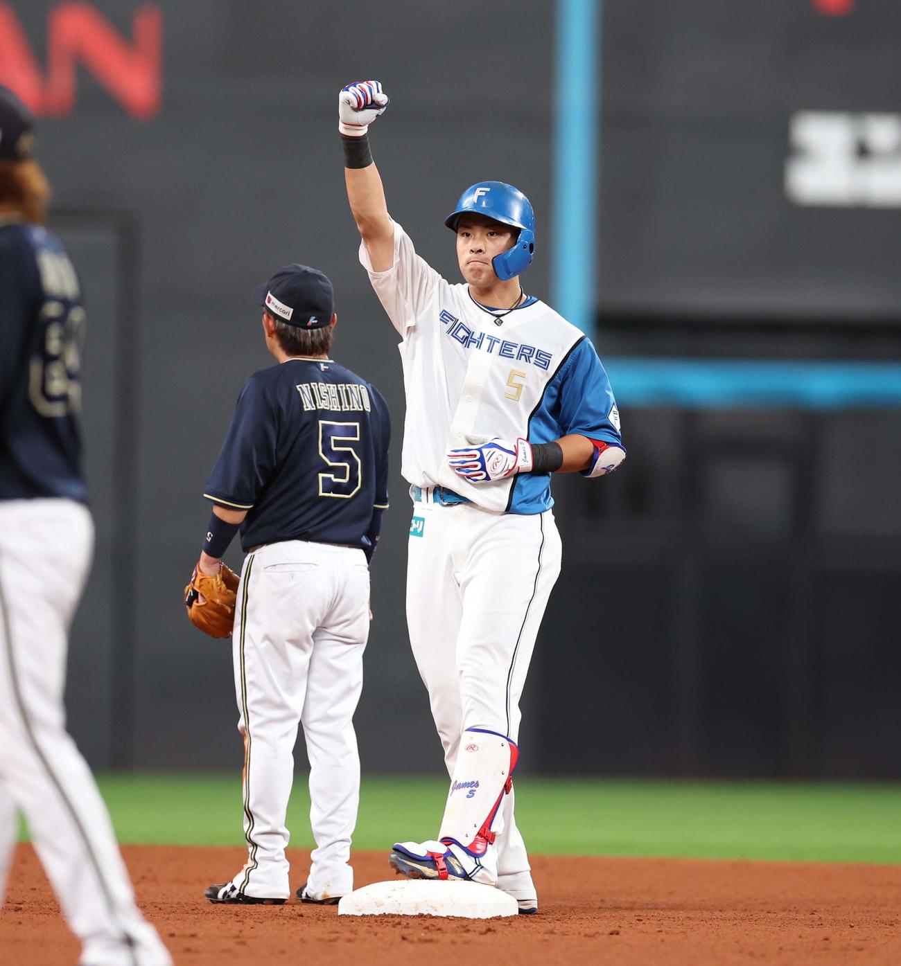 日本ハム対オリックス　4回裏日本ハム1死一、二塁、左越え適時二塁打を放ちガッツポーズの野村（撮影・黒川智章）