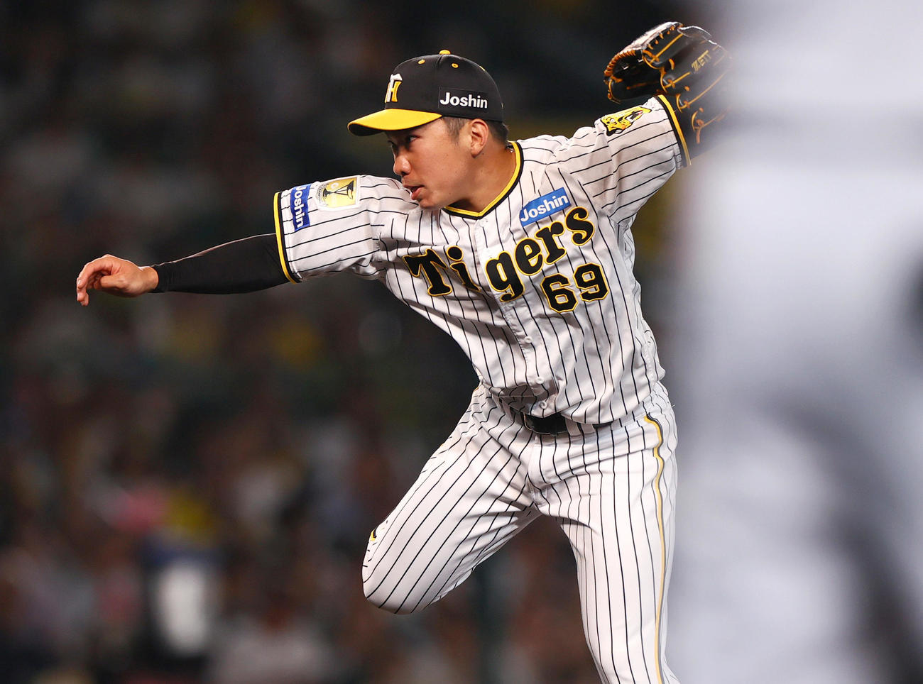 阪神対巨人　7回表巨人2死一、二塁、石井は岡本和を右飛に仕留める（撮影・上山淳一）