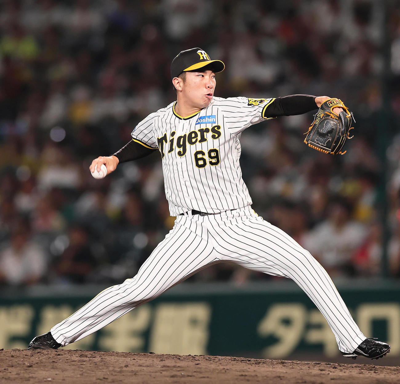 阪神対巨人　7回途中から登板した阪神石井（撮影・足立雅史）