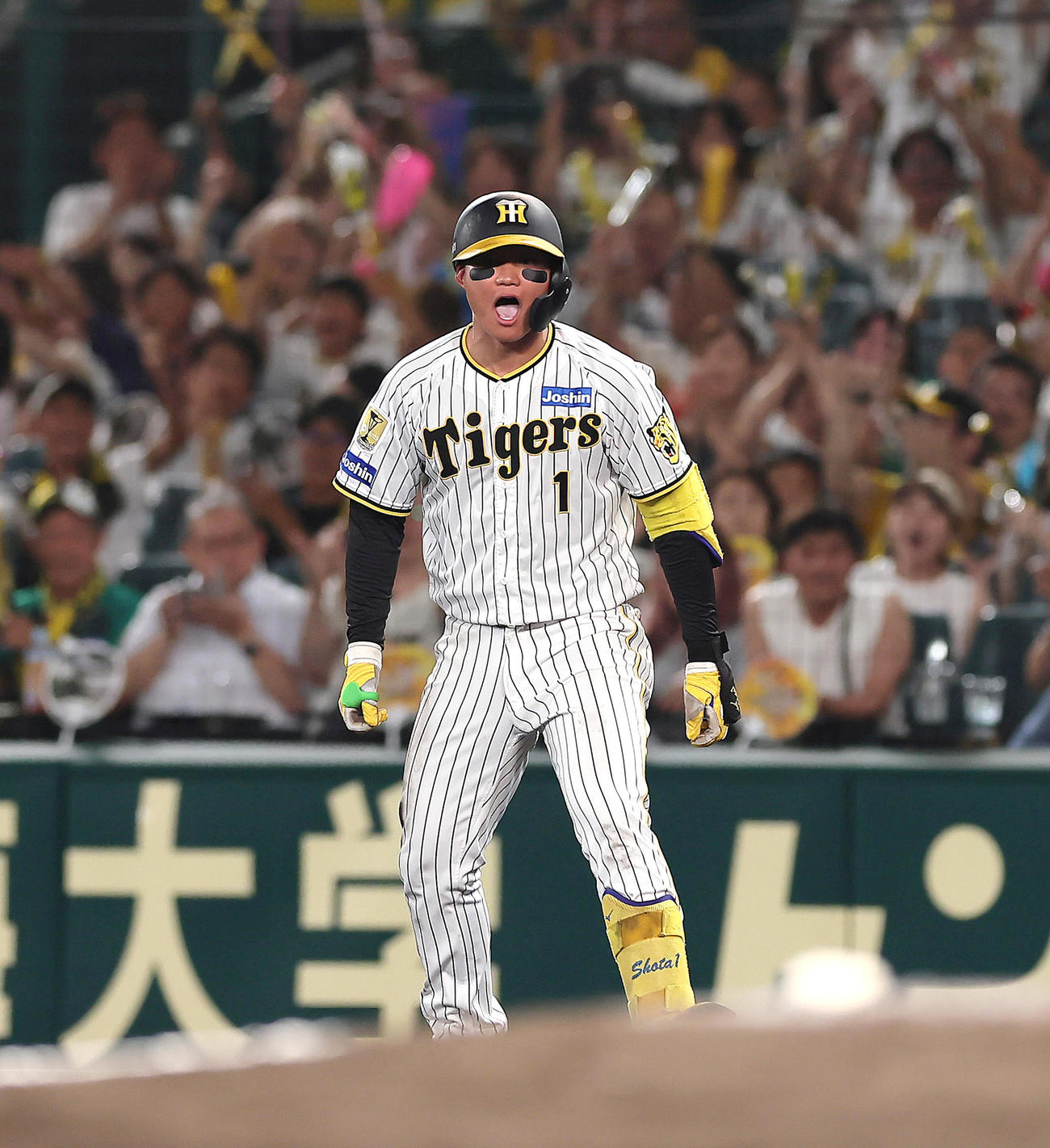 阪神対巨人　7回裏阪神2死二、三塁、森下は適時内野安打を放ち雄たけびを上げる（撮影・足立雅史）