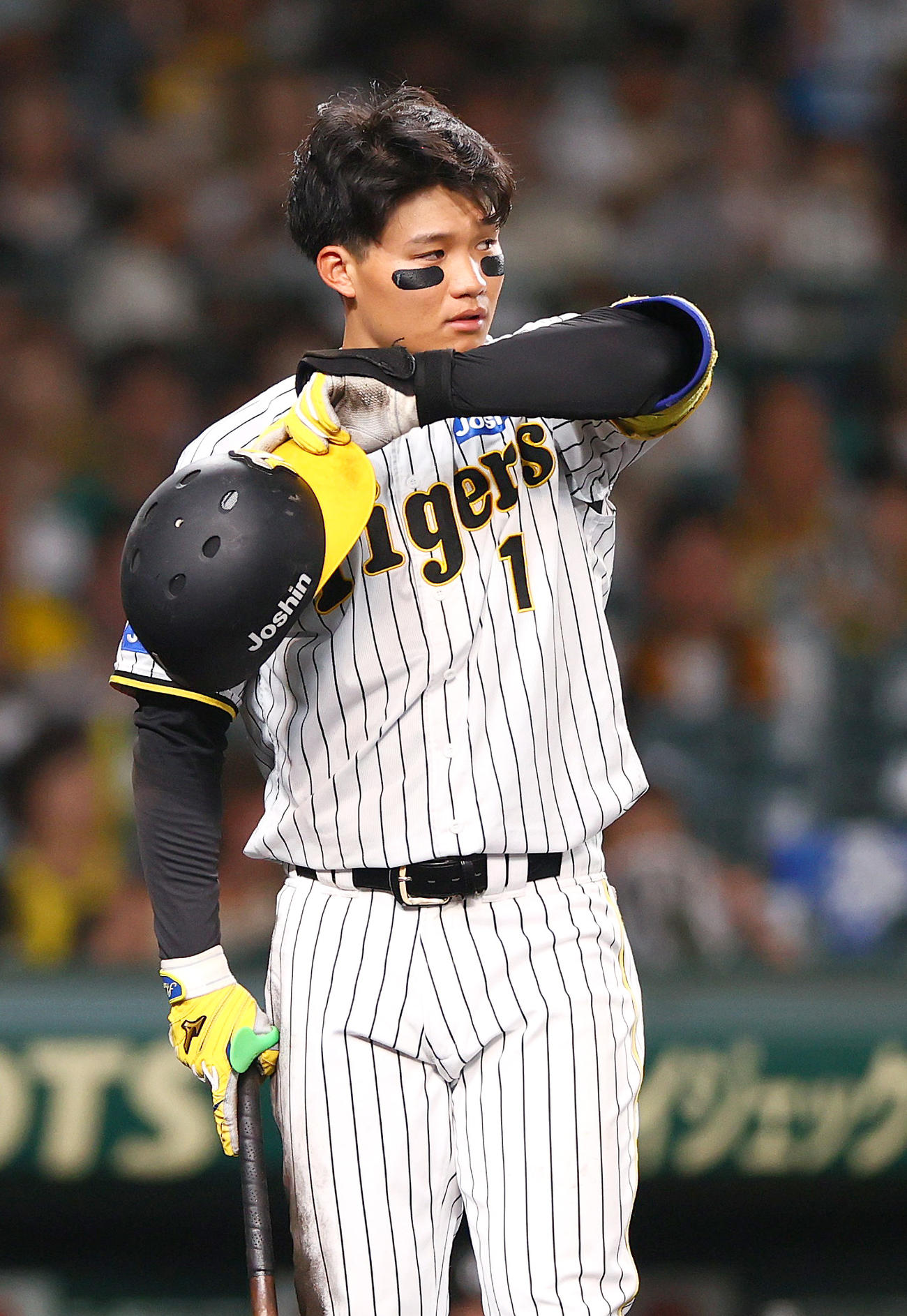 阪神対巨人　7回裏阪神2死二、三塁、森下翔太は平内を見つめる（撮影・上山淳一）