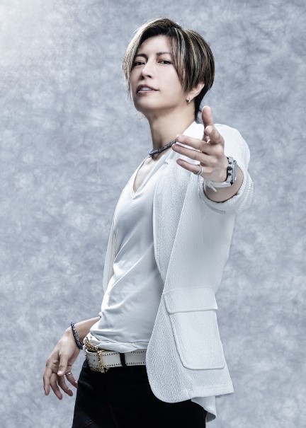 1日のオリックス戦でファーストピッチを務めるGACKT（球団提供）