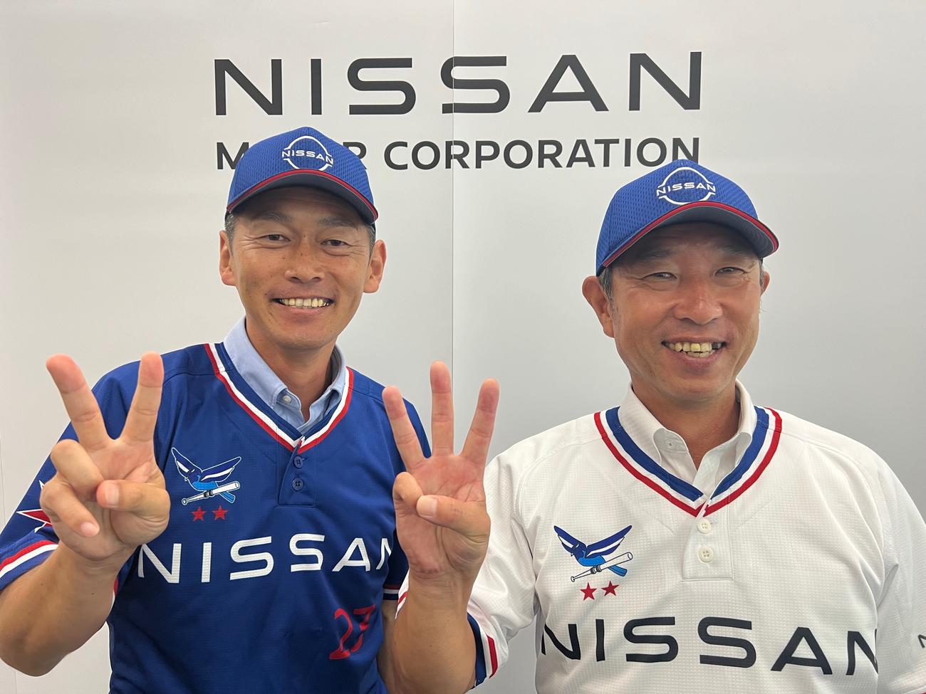 25年に活動再開する日産自動車野球部の新ユニホームを着る伊藤監督（右）と四之宮ヘッドコーチ（撮影・金子真仁）