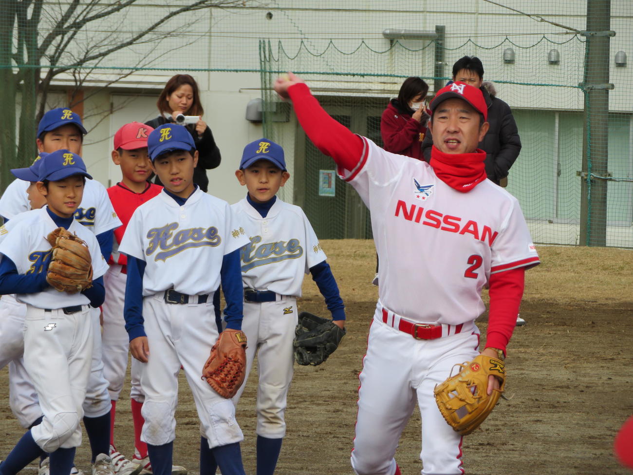 少年野球教室でキャッチボールを教える元日産自動車野球部の伊藤祐樹さん（右）＝2018年12月8日