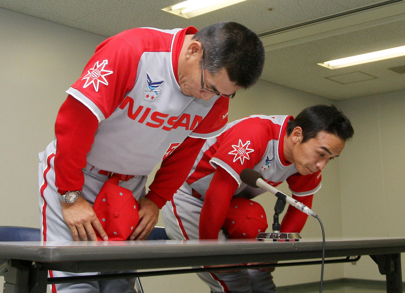 第36回社会人野球日本選手権・10日目・準決勝　JR九州対日産自動車　JR九州にタイブレークで敗れ日産硬式野球部の歴史に幕を下ろし、会見の最後に一礼する久保恭久監督と吉浦貴志（右）＝2009年11月21日、京セラドーム大阪（大阪ドーム）