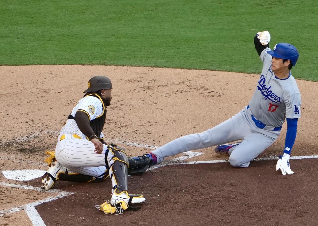 パドレス対ドジャース　3回表ドジャース2死一、二塁、大谷はラックスの右適時打で本塁を狙うがタッチアウトとなる（撮影・横山健太）