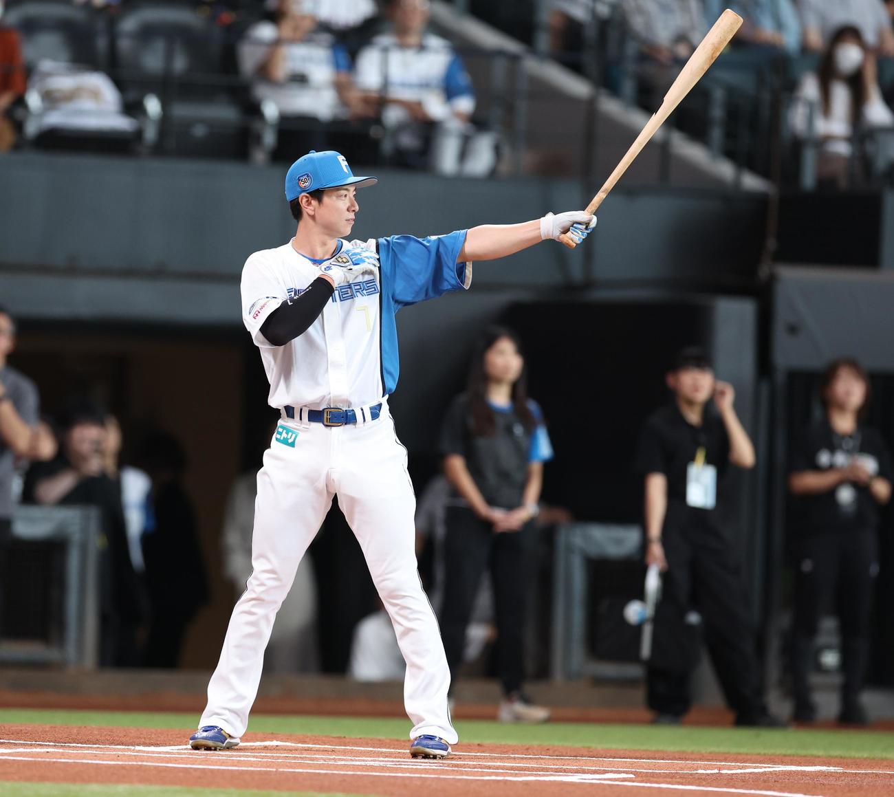 日本ハム対オリックス　ファーストピッチセレモニーに登場したGACKTに向かってポーズをとる松本剛（撮影・黒川智章）