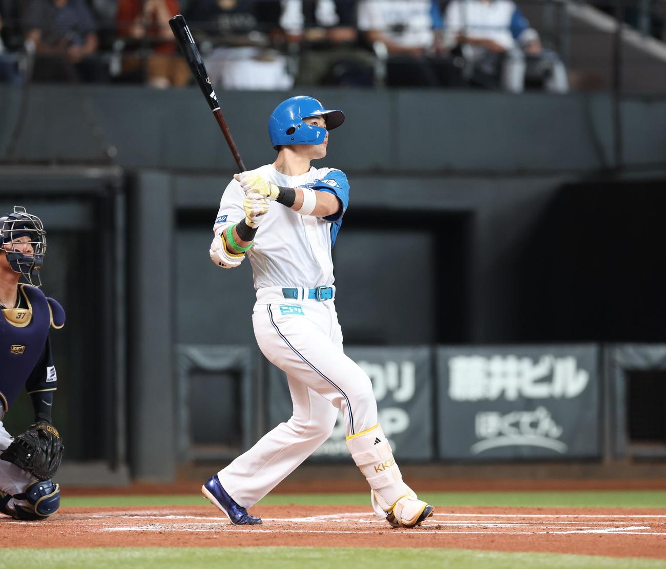 日本ハム対オリックス　1回裏日本ハム2死、右越え本塁打を放つ清宮（撮影・黒川智章）