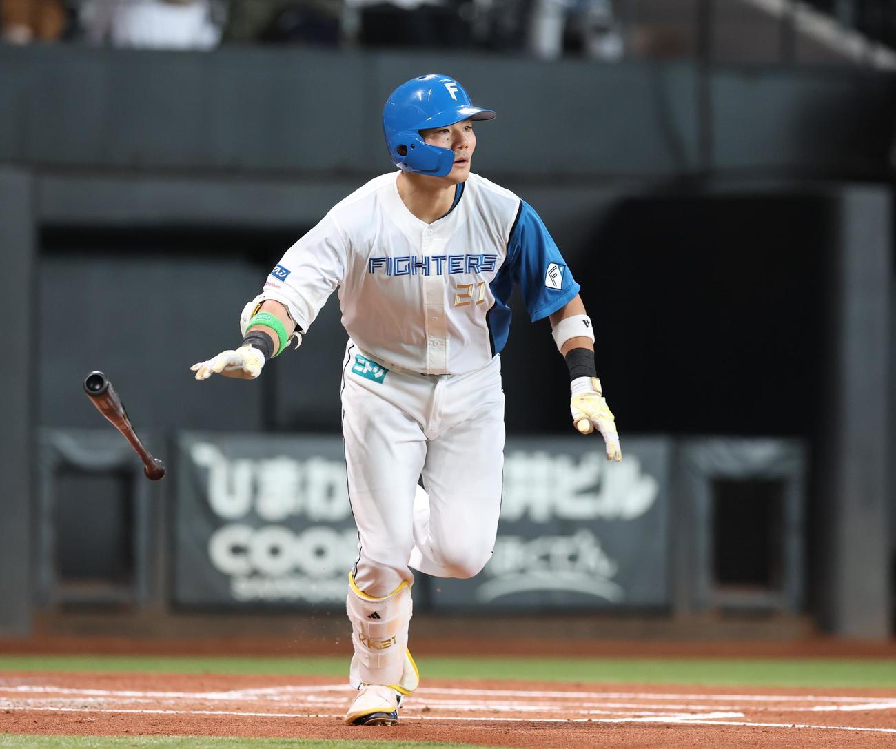 日本ハム対オリックス　1回裏日本ハム2死、右越え本塁打を放つ清宮（撮影・黒川智章）