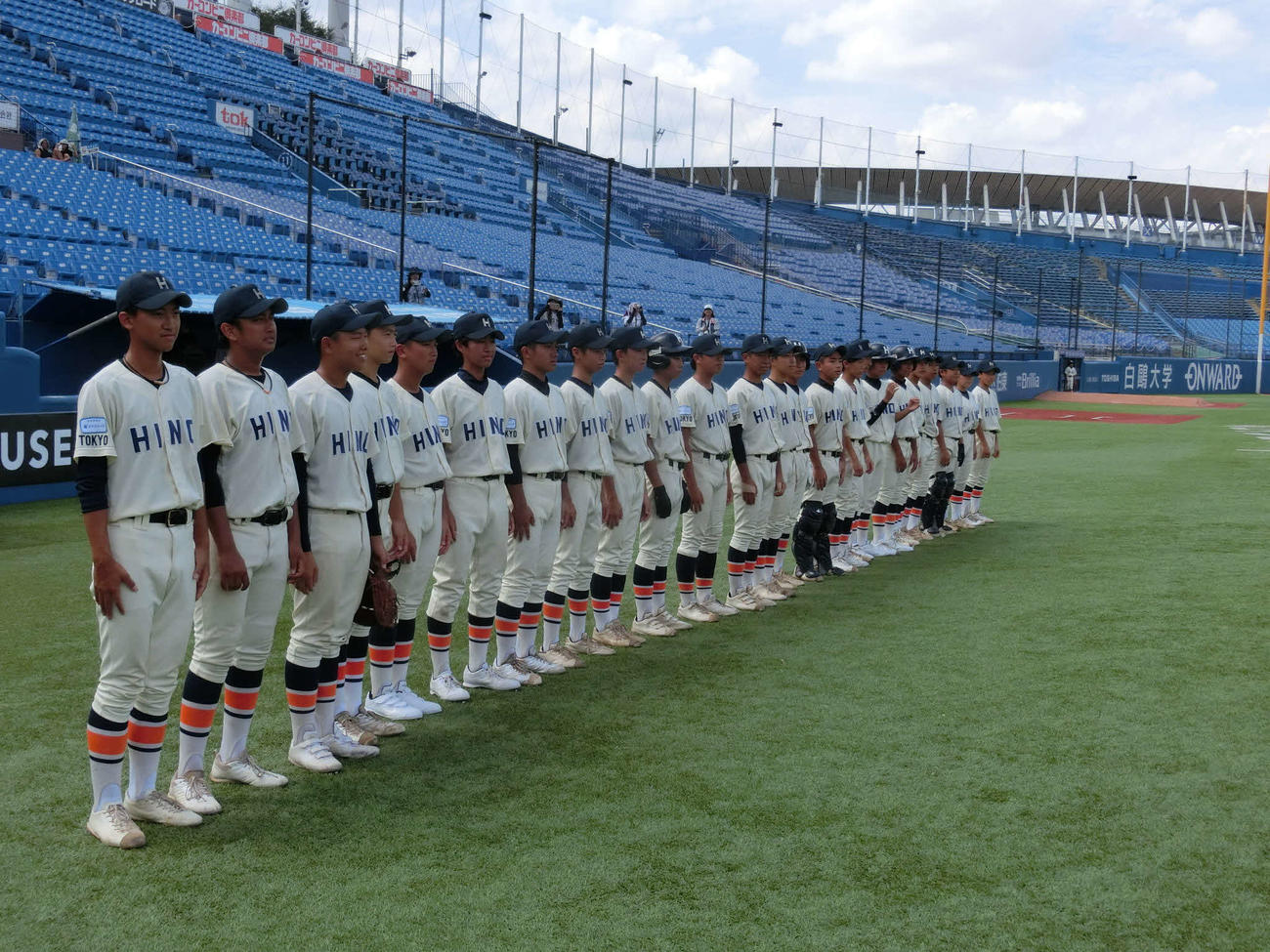 37年ぶりの選手権出場の東京日野は、試合前に神宮のベンチ前に整列した