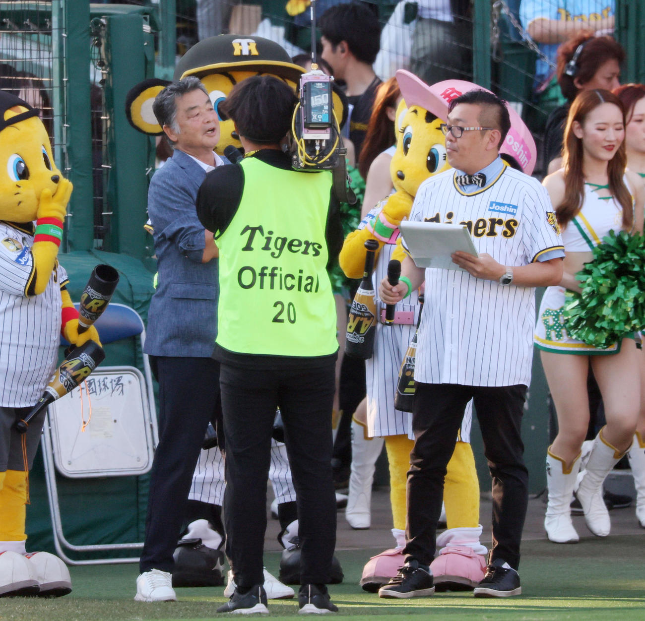 阪神対巨人　試合前、想い出などを語る川藤阪神OB会長（撮影・加藤哉）