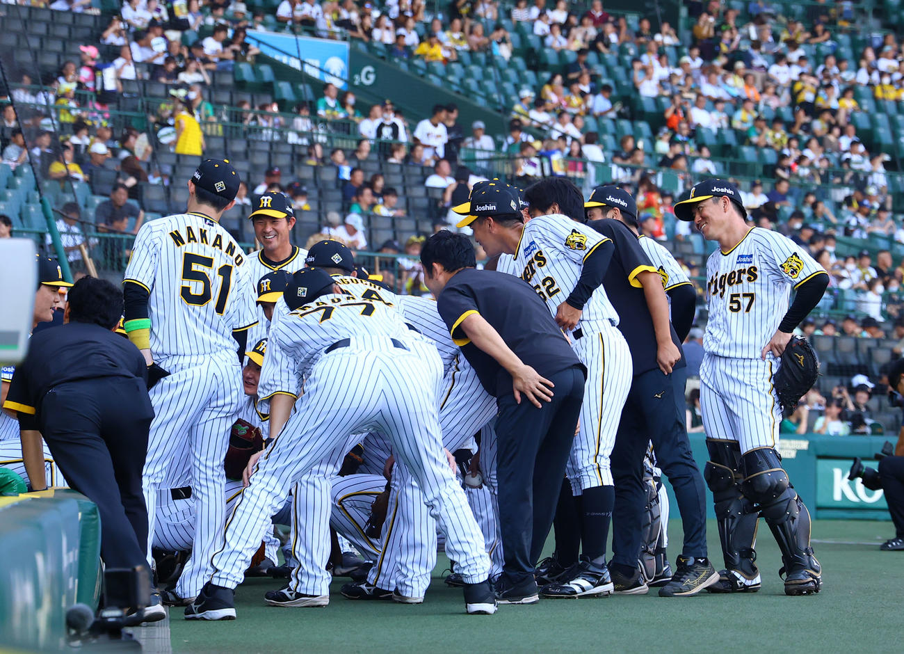 阪神対巨人　試合前円陣を組む阪神ナイン（撮影・藤尾明華）