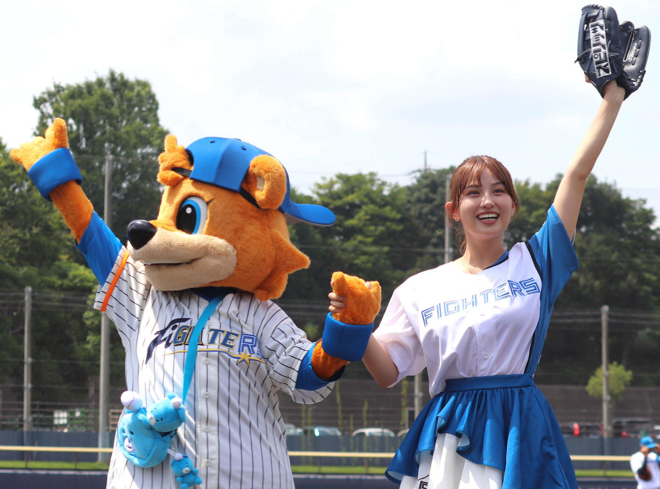 7月31日、イースタン・リーグ日本ハム対ロッテ戦で始球式を行った花咲楓香