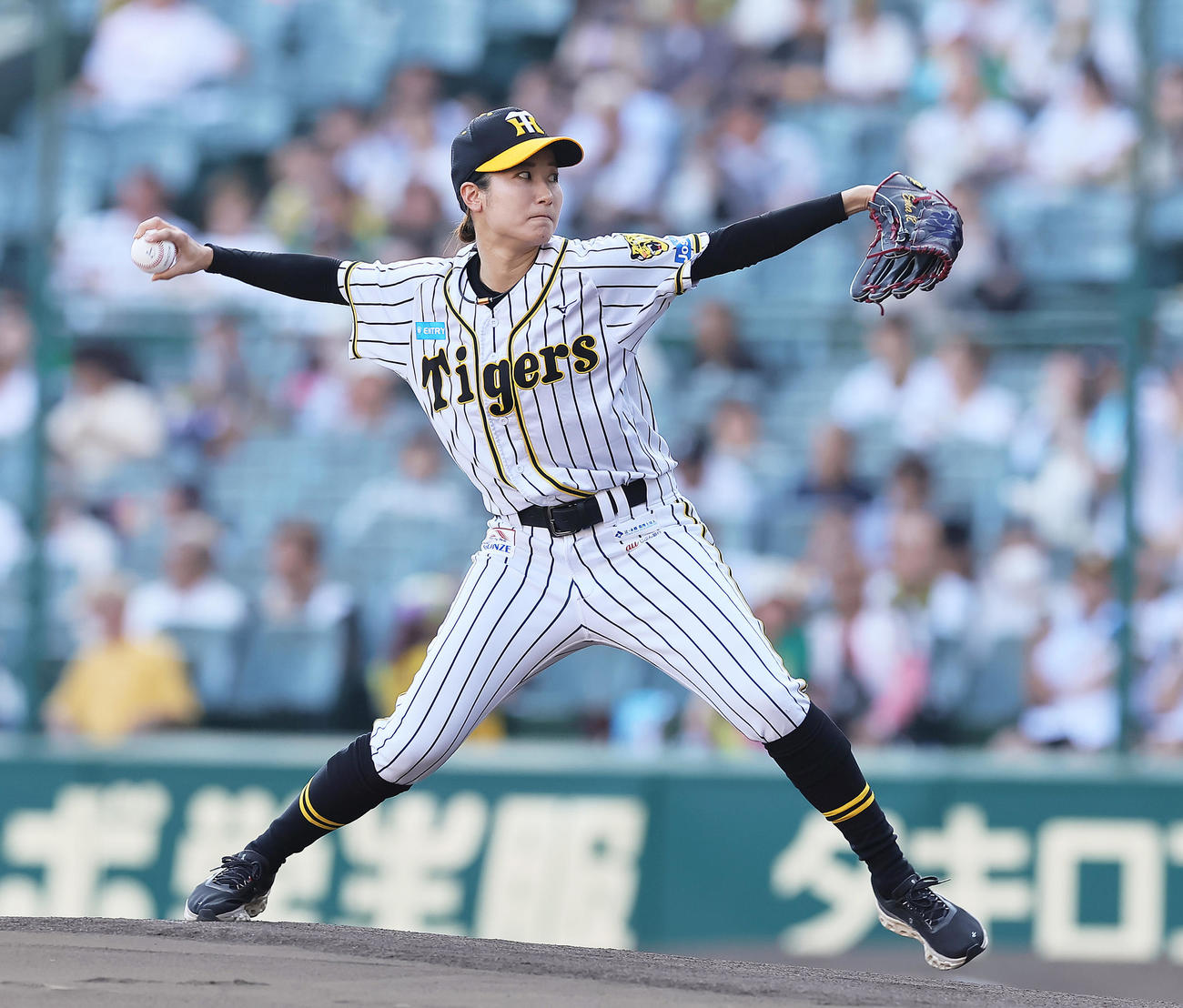 阪神対巨人　ファーストピッチを行う阪神タイガースWomen中江（撮影・足立雅史）