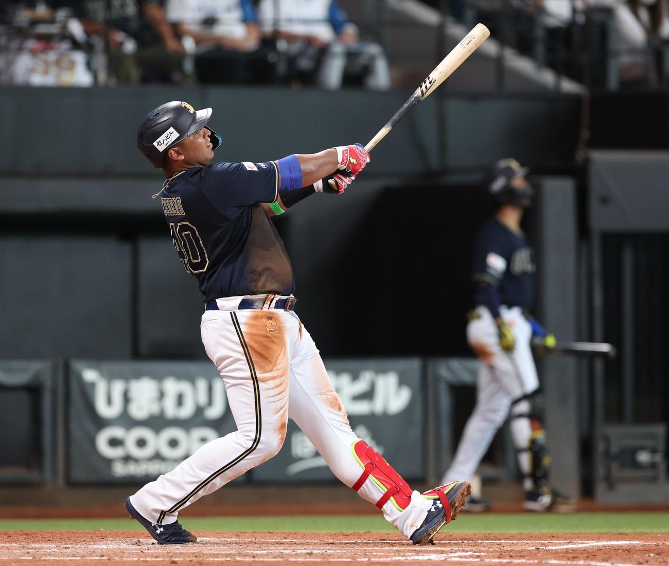 日本ハム対オリックス　3回表オリックス1死、左越え本塁打を放つセデーニョ（撮影・黒川智章）