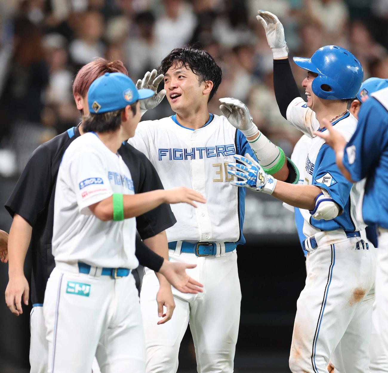日本ハム対オリックス　9回裏日本ハム1死、サヨナラ本塁打を放った郡司（中央）はナインに祝福される（撮影・黒川智章）