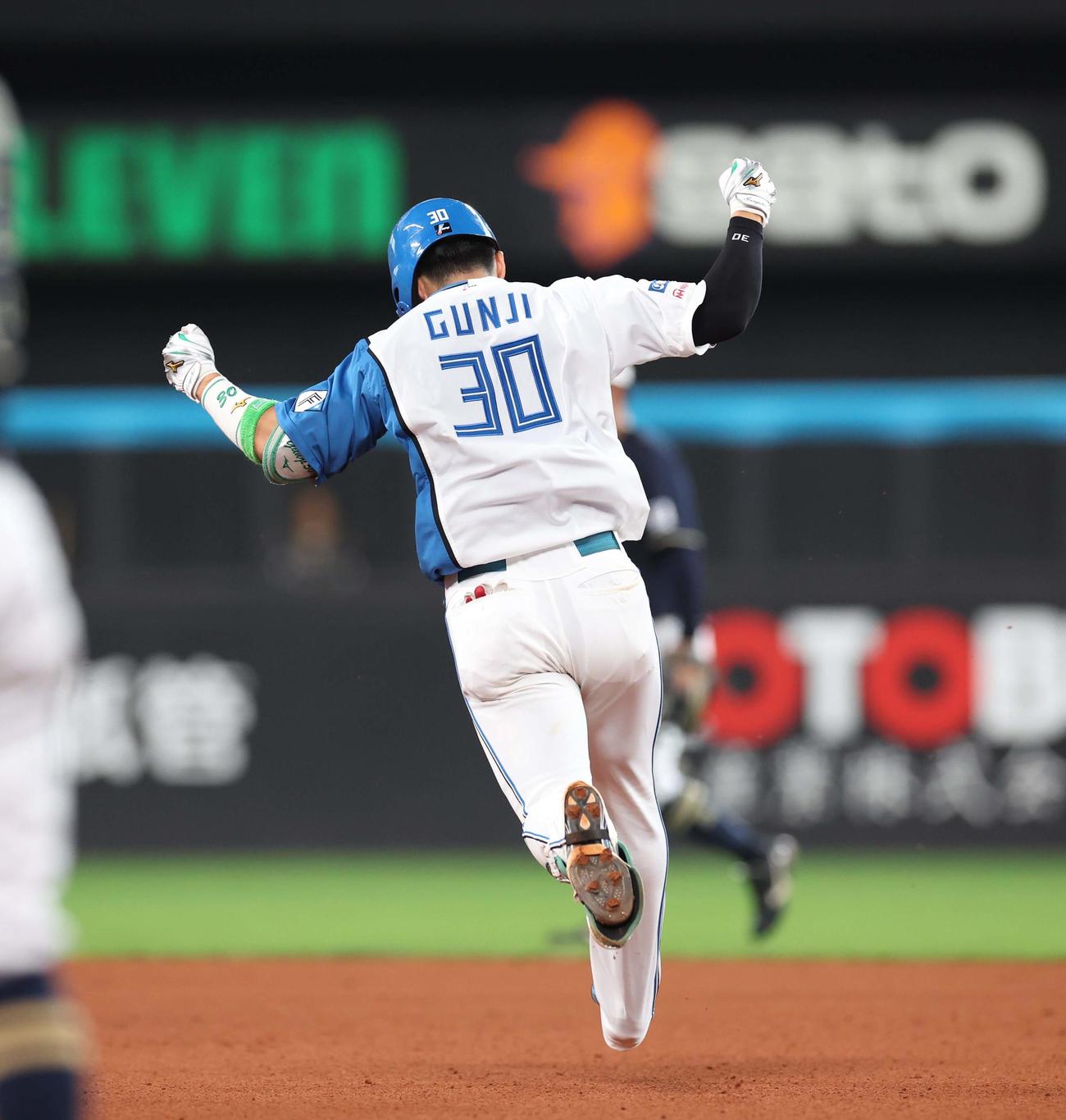日本ハム対オリックス　9回裏日本ハム1死、左中間にサヨナラ本塁打を放ちガッツポーズの郡司（撮影・黒川智章）
