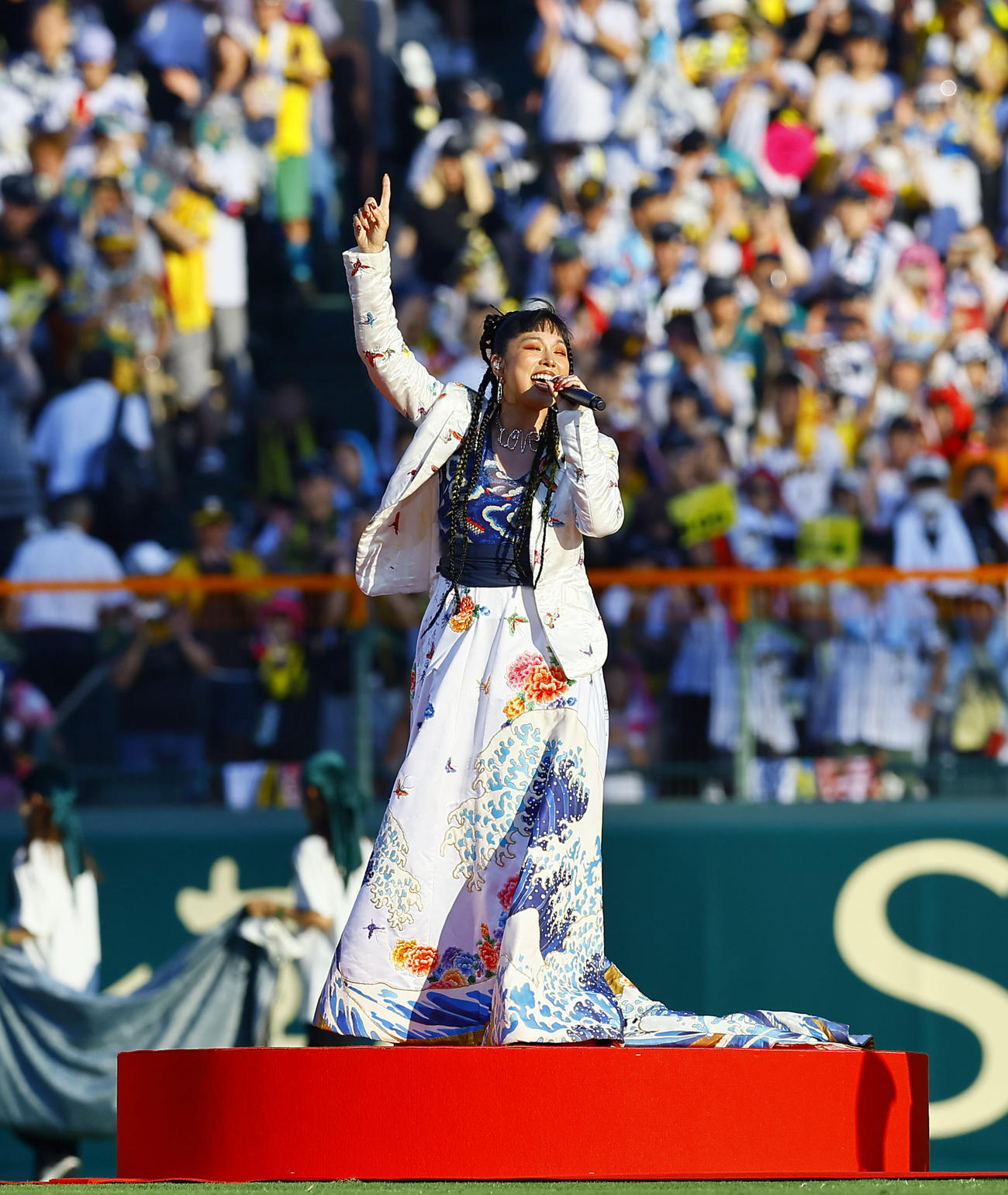 阪神対巨人　100周年セレモニーで歌を歌う歌手のAIさん（撮影・藤尾明華）