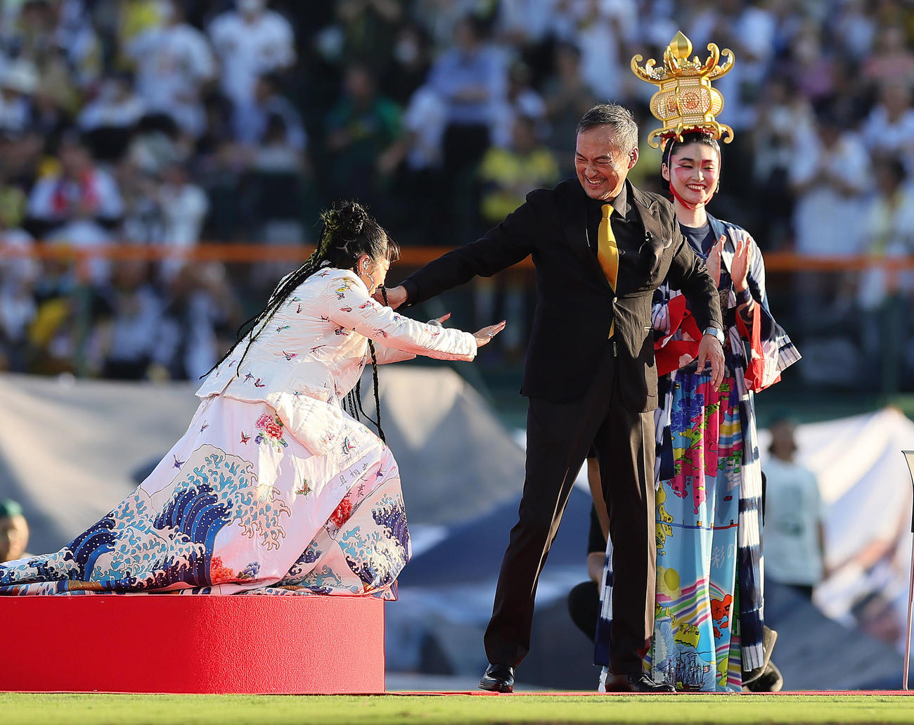 甲子園開場100周年記念式典で渡辺謙（右）の名前を間違えあやまるAI（撮影・足立雅史）
