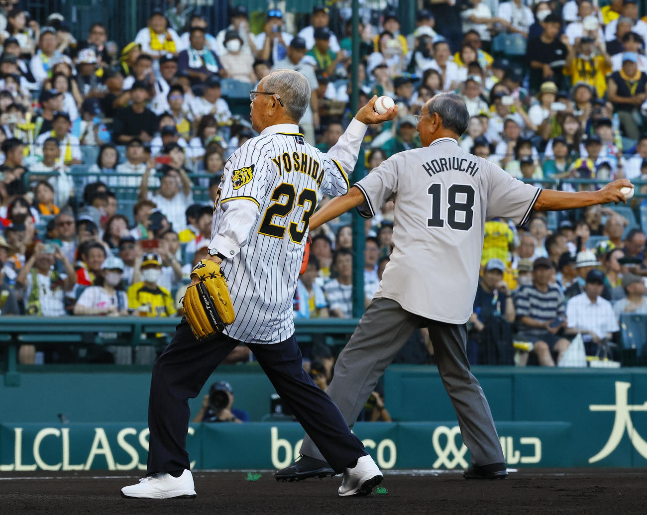 阪神対巨人　始球式を務める阪神OBの吉田義男氏（左）と巨人OBの堀内恒夫氏（撮影・藤尾明華）