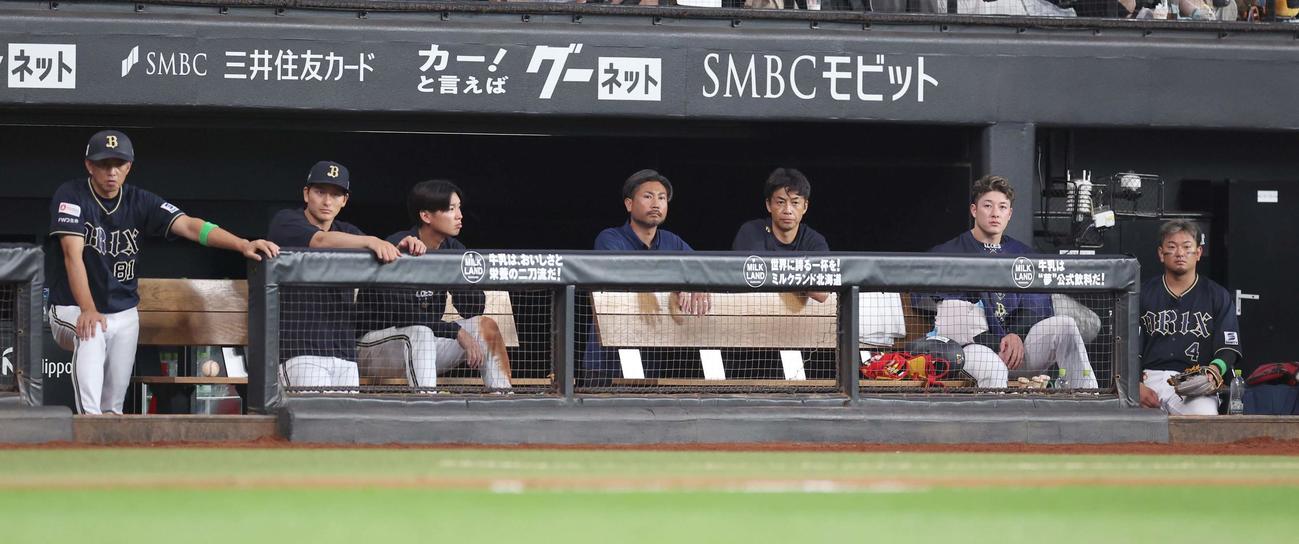 日本ハム対オリックス　試合を見つめるオリックスナイン（撮影・黒川智章）