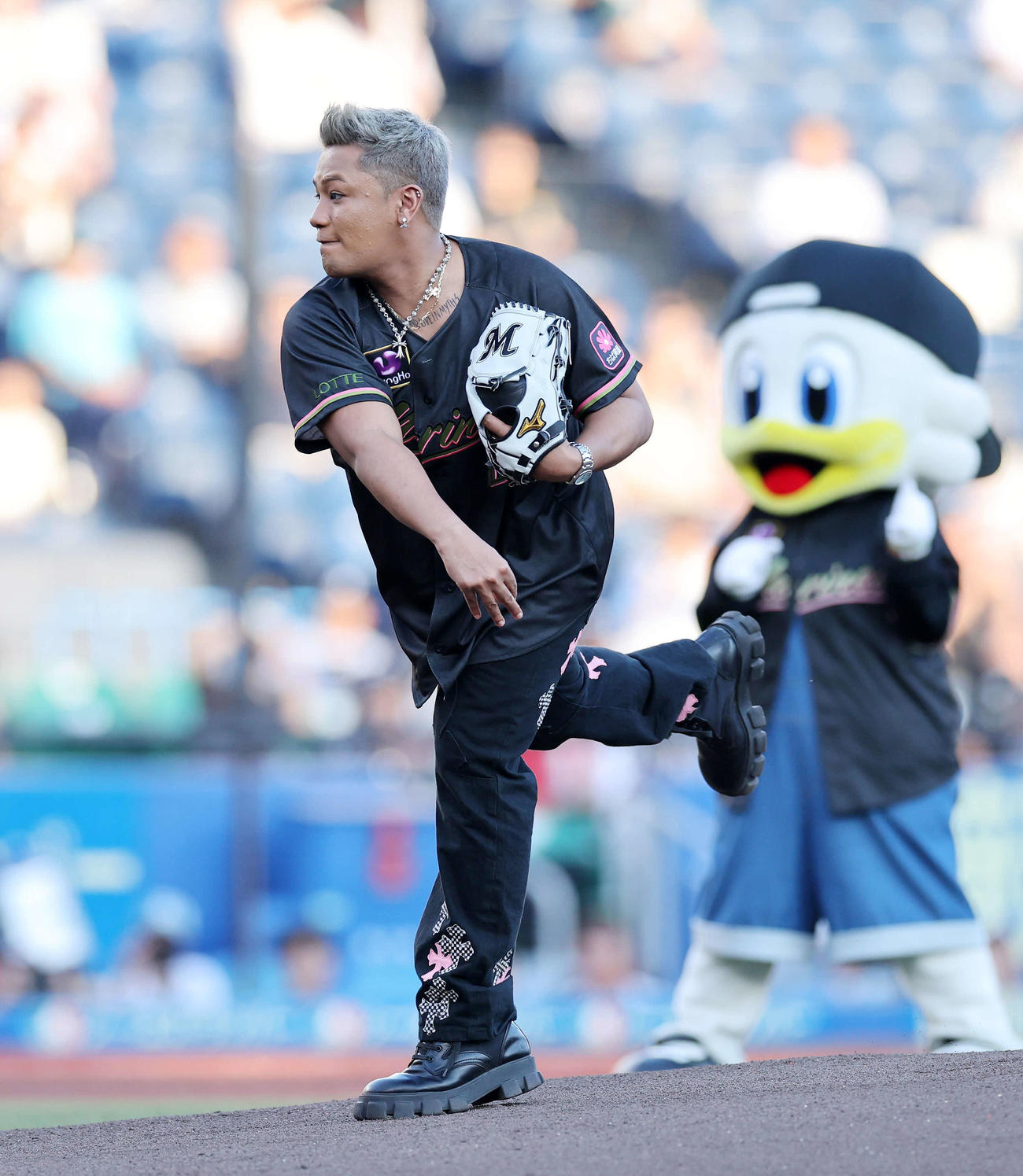 ロッテ対西武　ファーストピッチセレモニーに臨むELLY（撮影・鈴木正人）