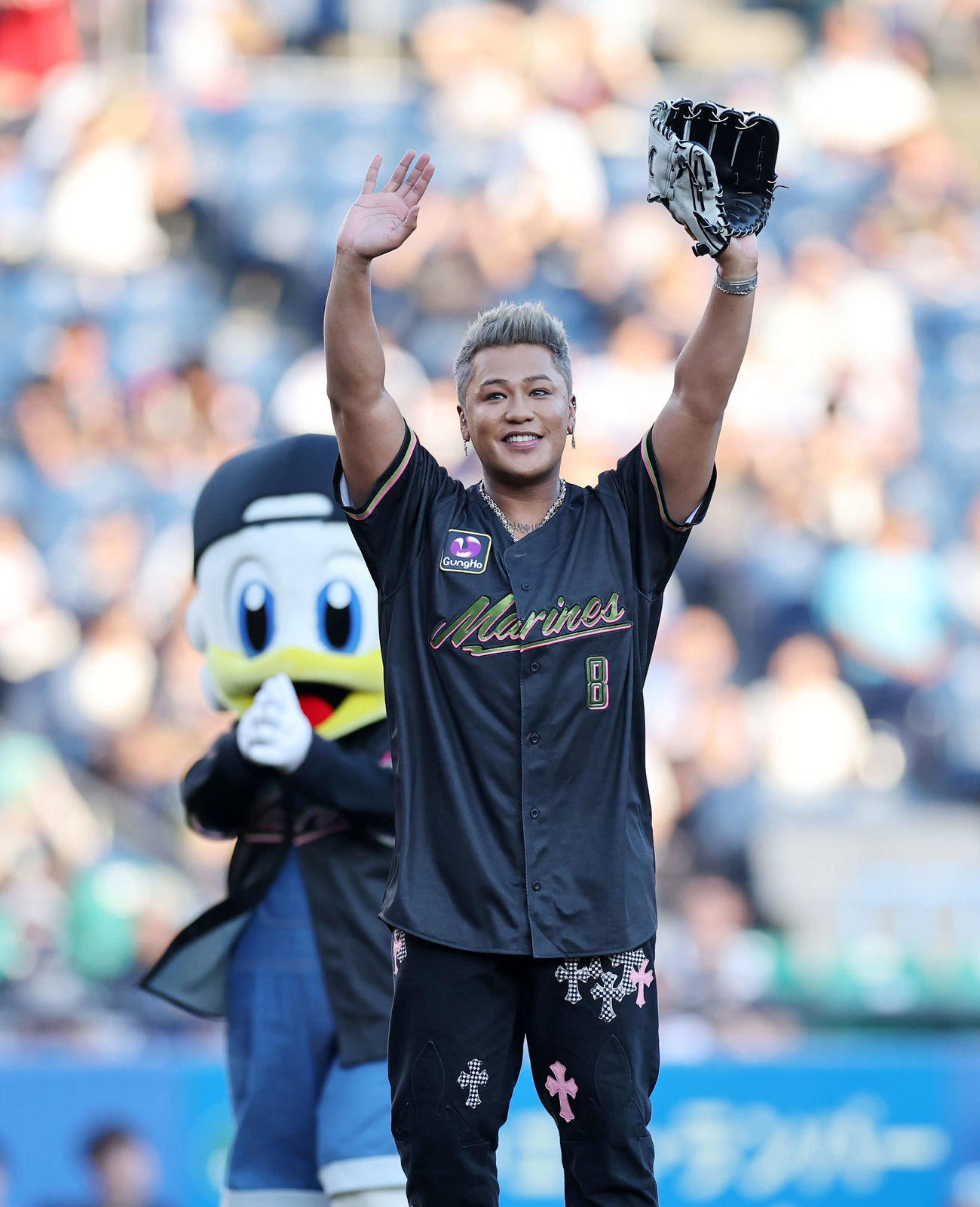 ロッテ対西武　ファーストピッチセレモニーを終え手を振るELLY（撮影・鈴木正人）