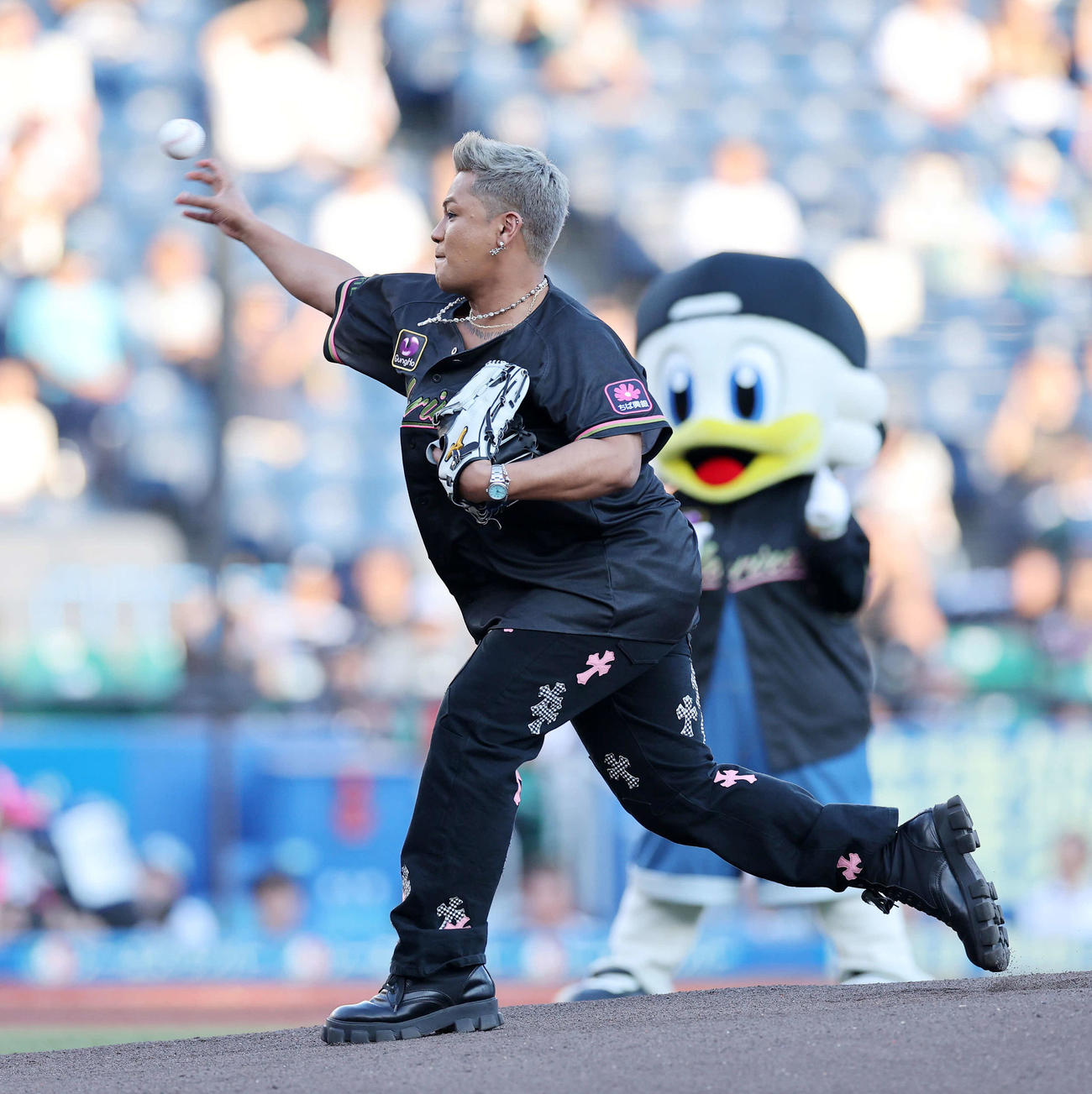 ロッテ対西武　ファーストピッチセレモニーに臨むELLY（撮影・鈴木正人）