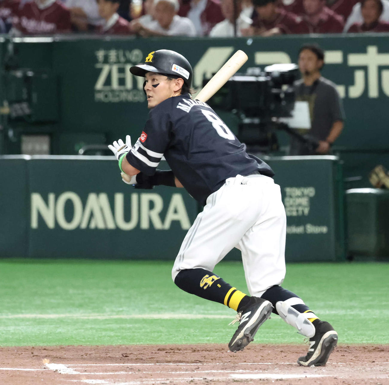 楽天対ソフトバンク　3回表ソフトバンク無死、牧原大は左翼線に二塁打を放つ（撮影・丹羽敏通）