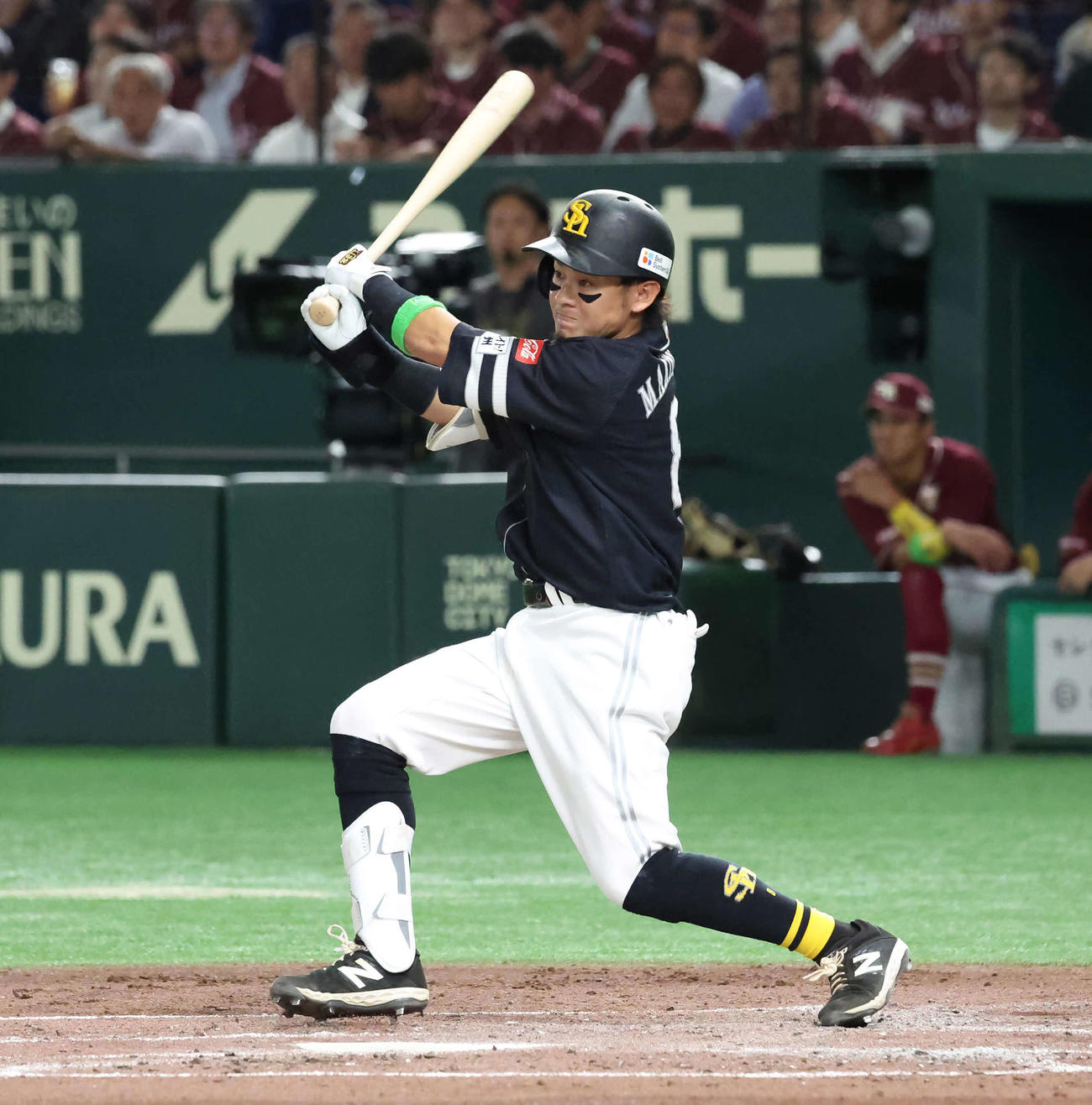 楽天対ソフトバンク　3回表ソフトバンク無死、牧原大は左翼線に二塁打を放つ（撮影・丹羽敏通）