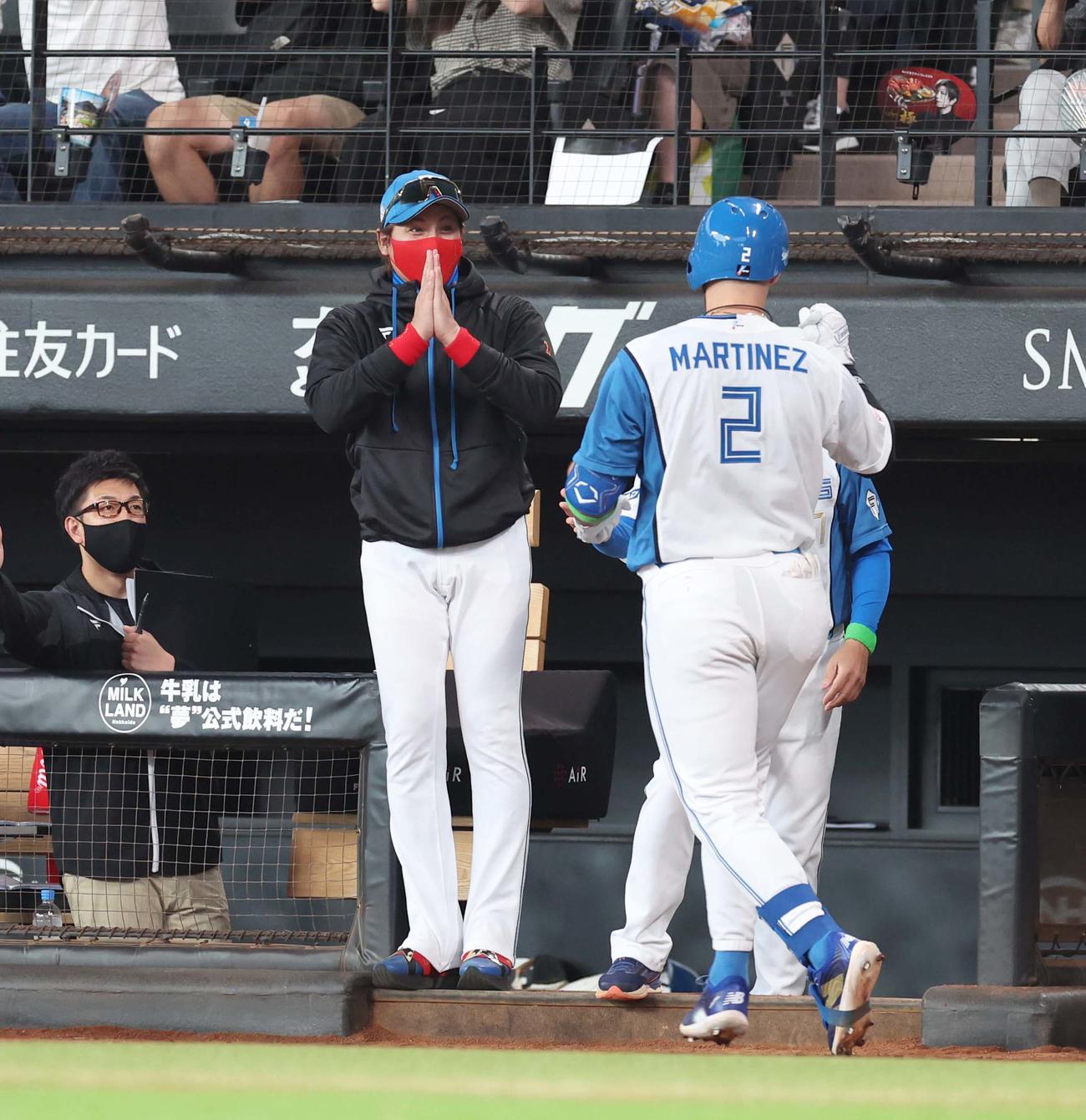 日本ハム対オリックス　5回裏日本ハム1死一塁、右中間に2点本塁打を放ったマルティネスを拝んで出迎える新庄監督（撮影・黒川智章）