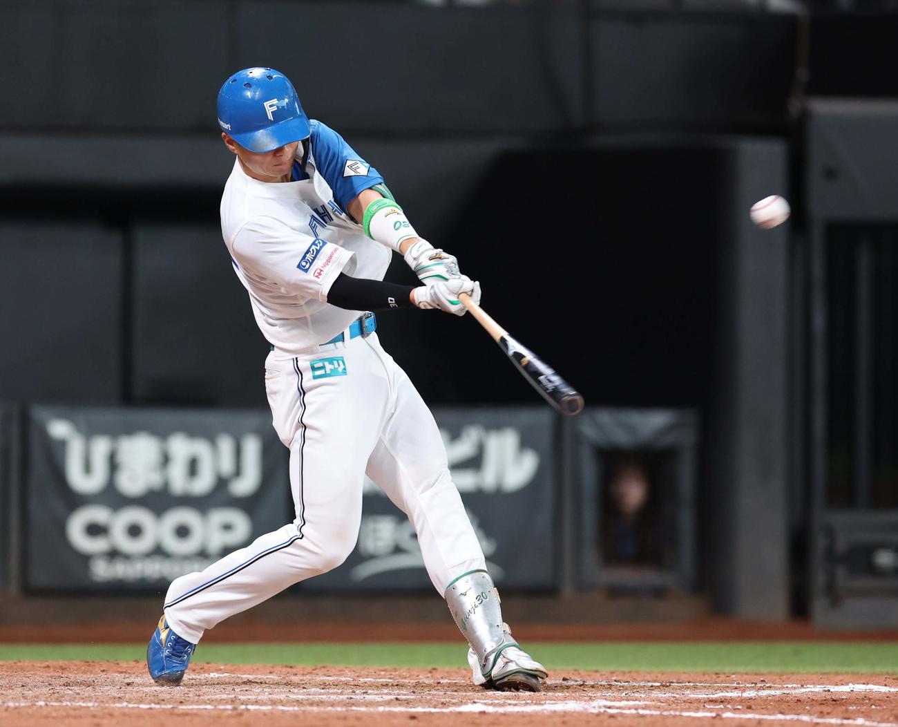 日本ハム対オリックス　9回裏日本ハム1死、左中間にサヨナラ本塁打を放つ郡司（撮影・黒川智章）