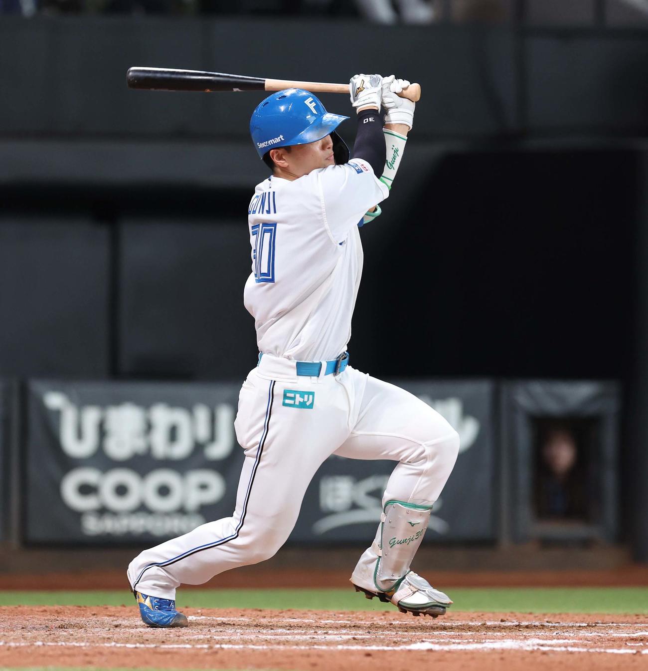日本ハム対オリックス　9回裏日本ハム1死、左中間にサヨナラ本塁打を放つ郡司（撮影・黒川智章）