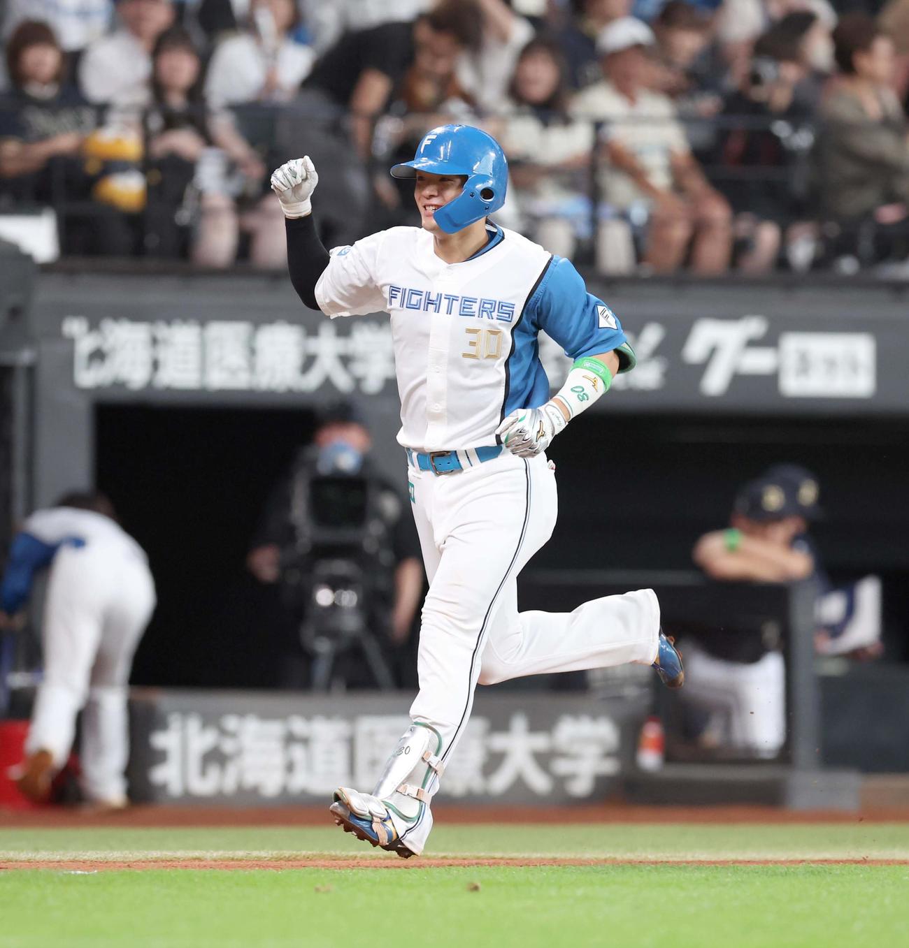 日本ハム対オリックス　9回裏日本ハム1死、左中間にサヨナラ本塁打を放ちガッツポーズで生還する郡司（撮影・黒川智章）