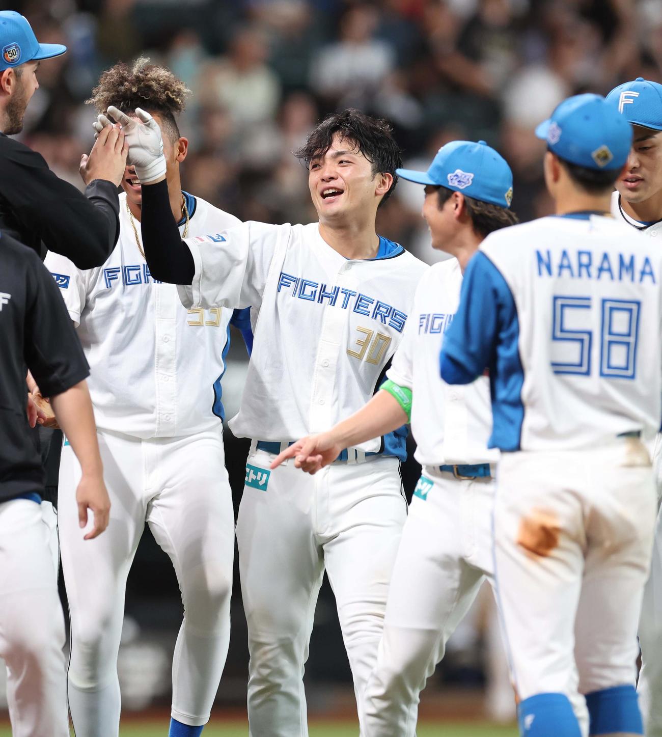 日本ハム対オリックス　9回裏日本ハム1死、サヨナラ本塁打を放った郡司（中央）はナインに祝福される（撮影・黒川智章）