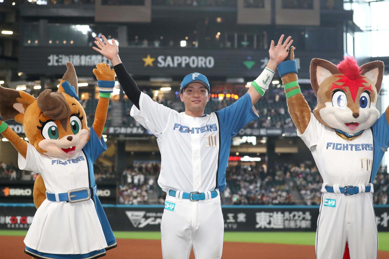 日本ハム対オリックス　試合後、ポーズをとる郡司（撮影・黒川智章）