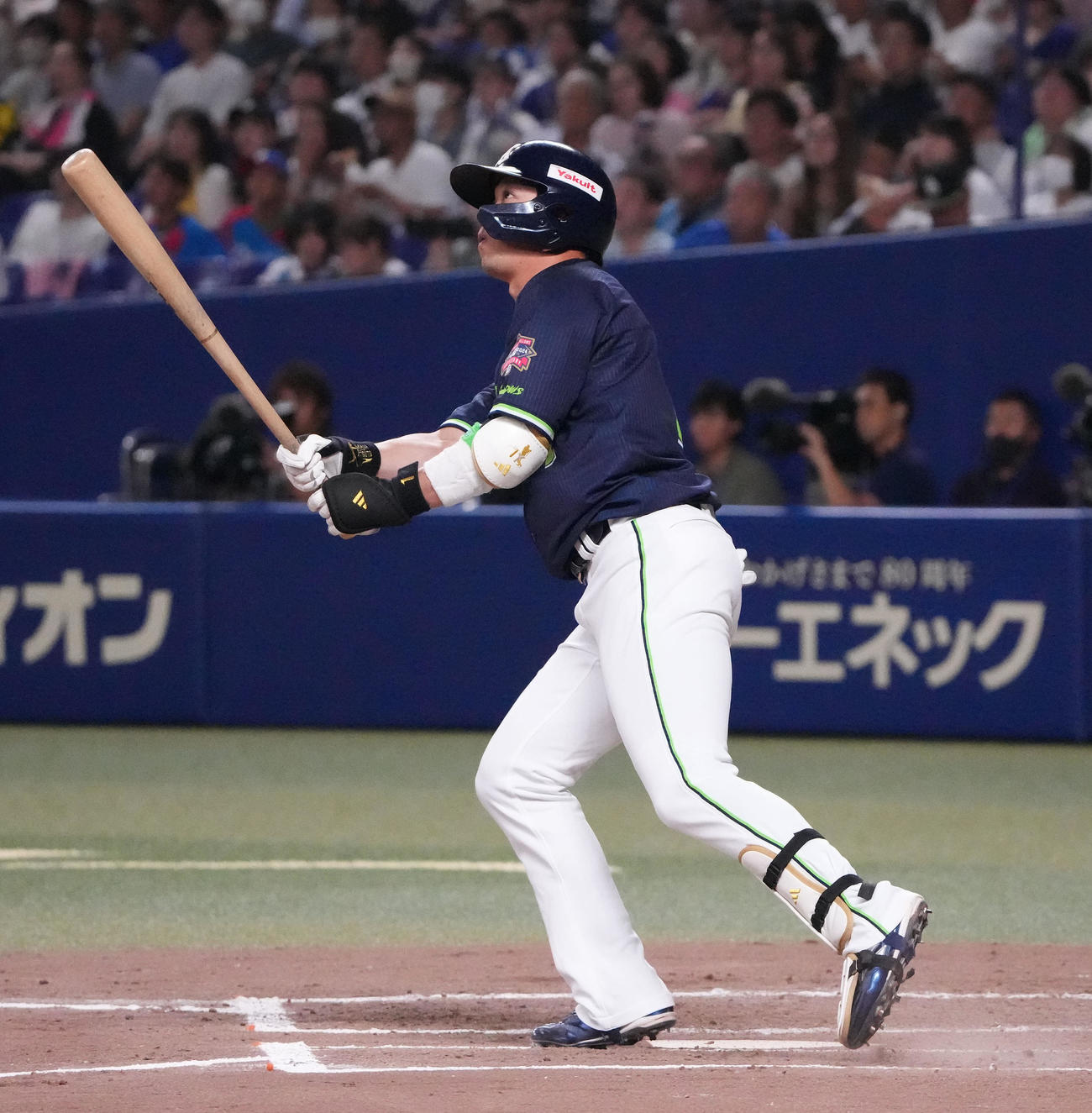 中日対ヤクルト　2回表ヤクルト1死、左越え本塁打を放つ山田（撮影・森本幸一）