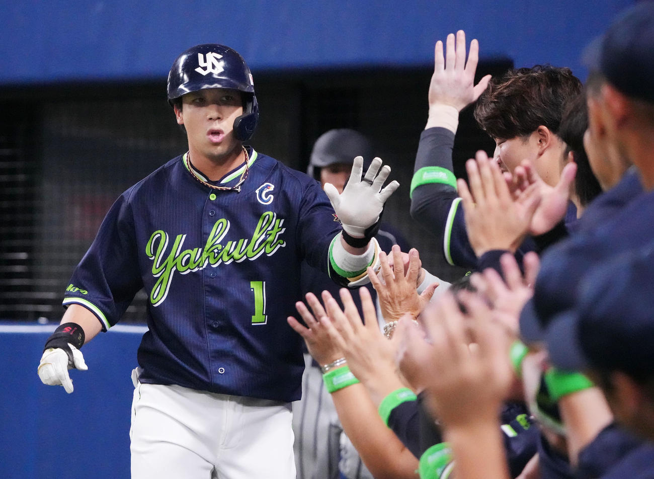 中日対ヤクルト　2回表ヤクルト1死、左越え本塁打を放ちナインとタッチを交わす山田（左）（撮影・森本幸一）