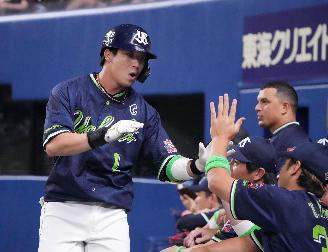 中日対ヤクルト　2回表ヤクルト1死、左越え本塁打を放ちナインとタッチを交わす山田（左）（撮影・森本幸一）