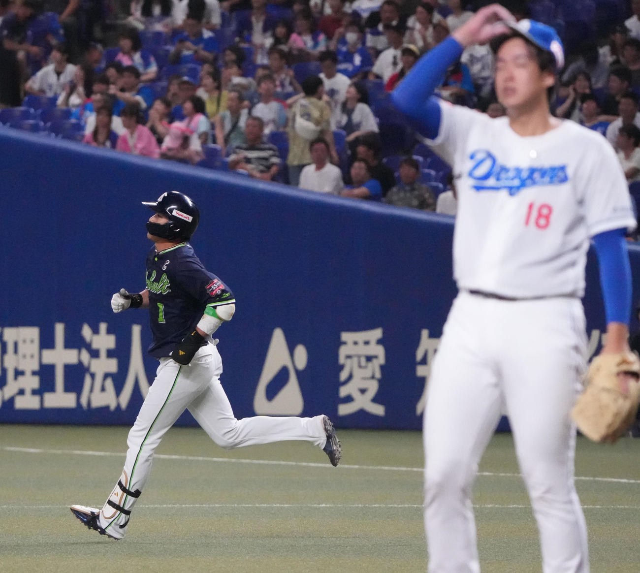 中日対ヤクルト　2回表ヤクルト1死、左越え本塁打を放ちダイヤモンドをまわる山田（左）（撮影・森本幸一）