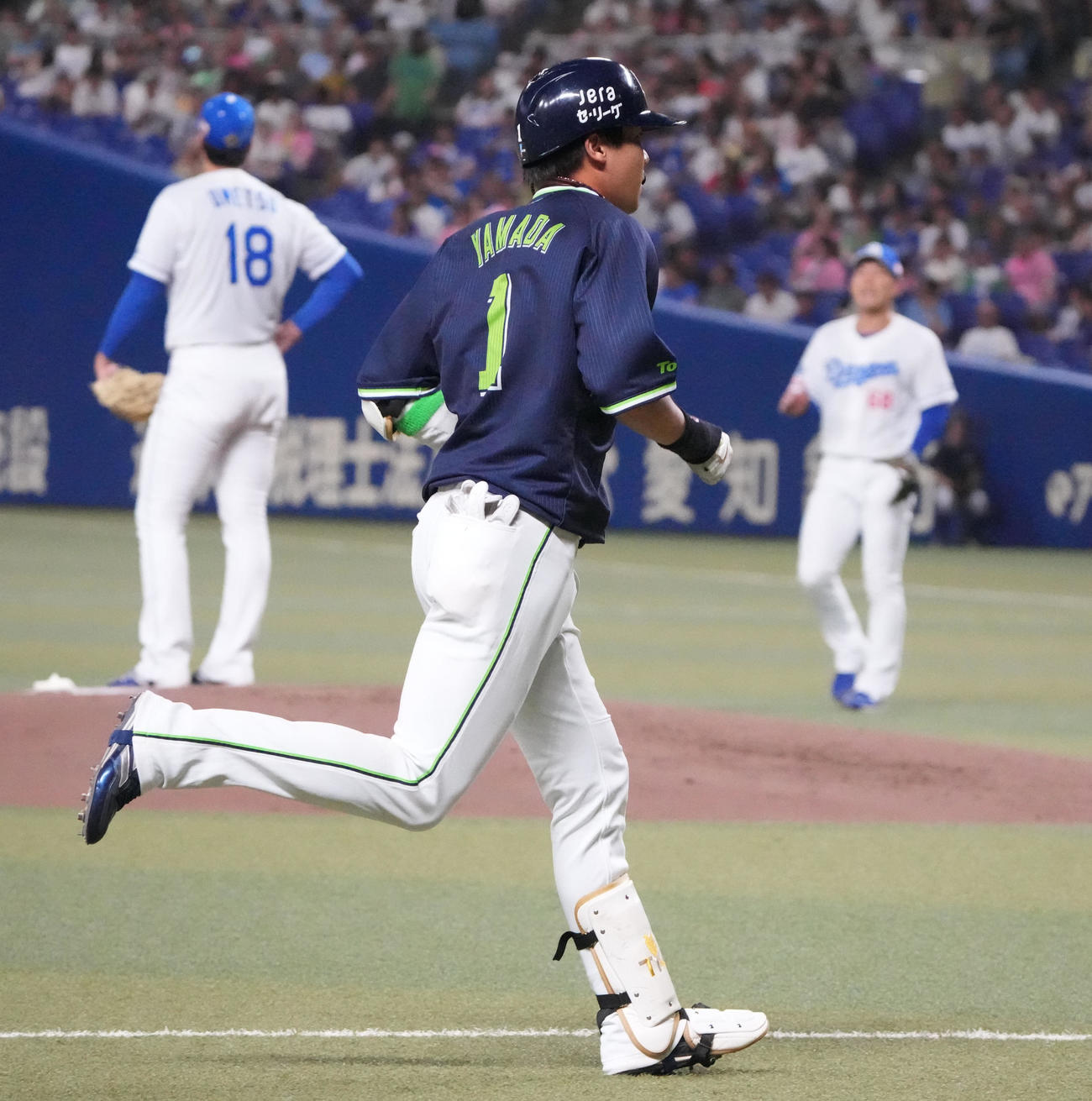 中日対ヤクルト　2回表ヤクルト1死、左越え本塁打を放ちダイヤモンドをまわる山田（中央）（撮影・森本幸一）