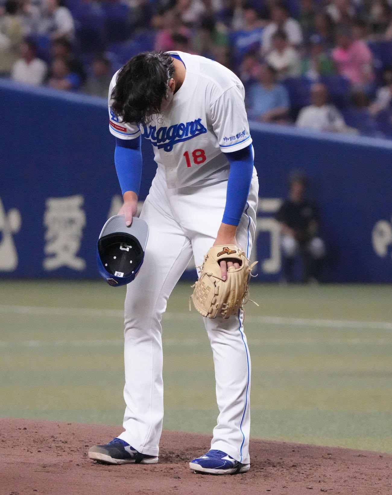 中日対ヤクルト　2回表ヤクルト1死、山田に左越え本塁打を打たれた梅津（撮影・森本幸一）