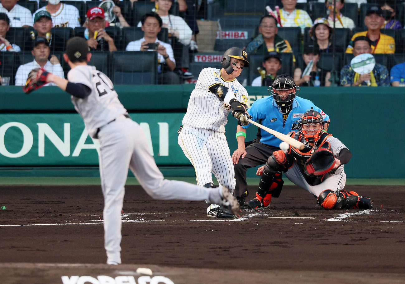 阪神対巨人　1回裏阪神2死満塁、前川は右2点適時打を放つ。投手戸郷（撮影・加藤哉）