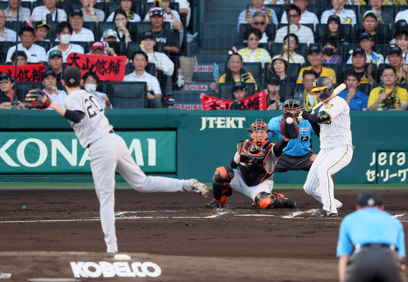 阪神対巨人　1回裏阪神2死一、三塁、四球を選ぶ大山。投手戸郷（撮影・加藤哉）