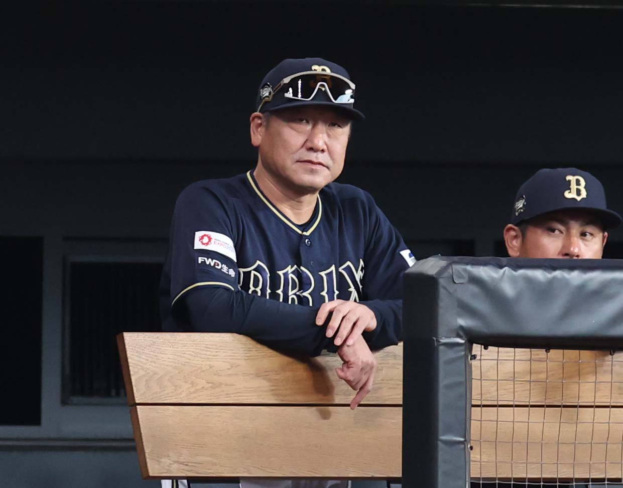 日本ハム対オリックス　ベンチで渋い表情の中嶋監督（撮影・黒川智章）