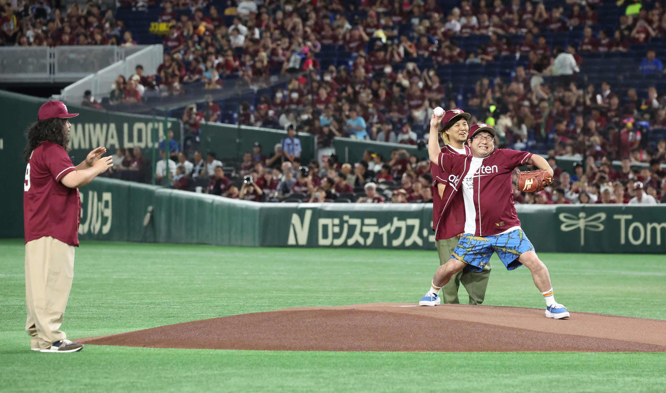 セレモニアルピッチをするサンボマスターの山口隆（撮影・丹羽敏通）