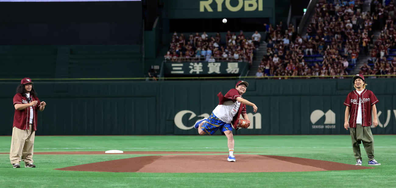 楽天対ソフトバンク　セレモニアルピッチで投げるサンボマスターの山口隆（中央）（撮影・浅見桂子）