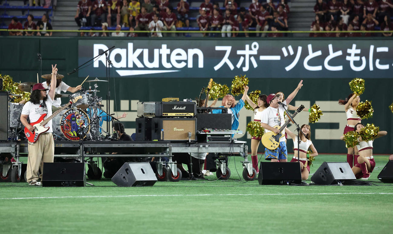 ライブで盛り上げるサンボマスター（撮影・丹羽敏通）
